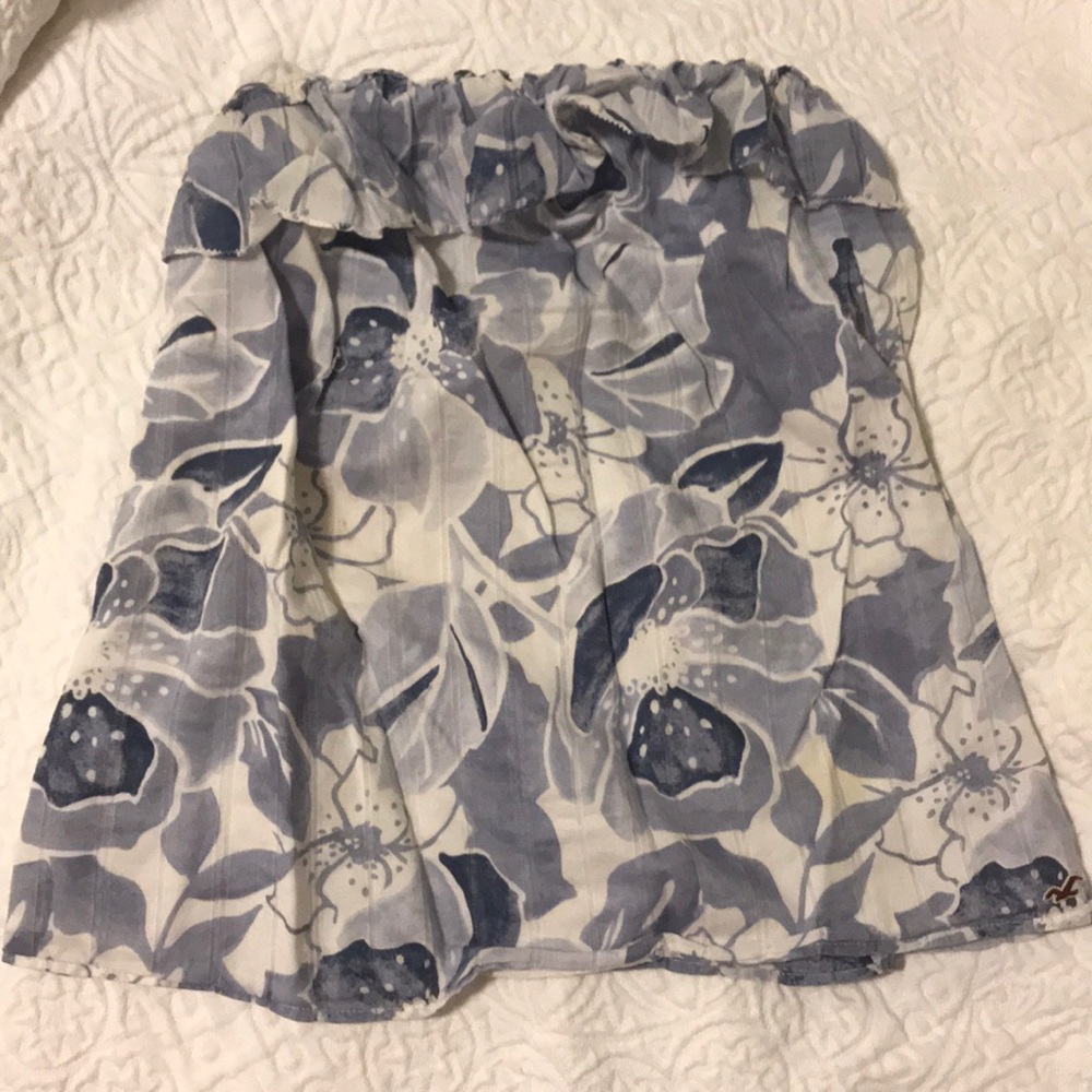 Cute strapless top. Blue hues.